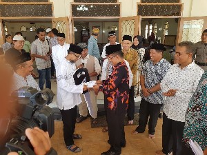 Wali Kota Serahkan Tiga Becak Motor Saat Hadiri Maulid di Sukaramai