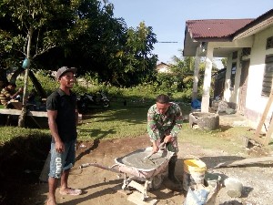 Kopral Ronal Bantu Warga Bangun Rumah