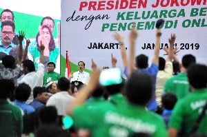 Kurangi Kecelakaan, Presiden Ingatkan Pengemudi â€˜Onlineâ€™ Tidak Terima Order Sambil Menyetir