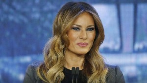 Surat kabar Inggris membayar ganti rugi kepada Melania Trump karena laporan palsu