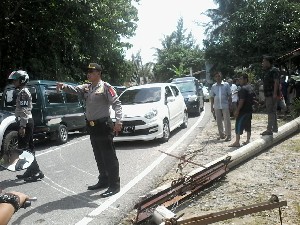 Tiang Listrik Tumbang, Lintas Blangpidie Tapaktuan Macet