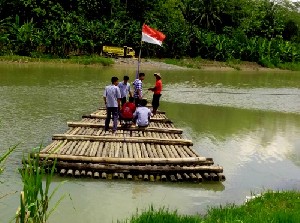 Tak Punya Jembatan Penghubung, Ratusan Warga Pedalaman Nagan Raya Gunakan Rakit