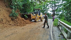 Babinsa Bantu Atasi Longsor Tapaktuan