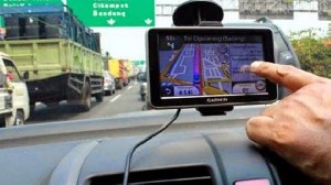 Nyetir Sambil Pakai GPS Bisa Didenda Rp750 Ribu