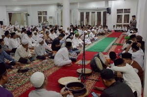 Wali Kota Serahkan Penghargaan Untuk Juara Lomba Idang Maulid Raya