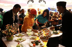 Chef Vindy Lee Puji Kuliner Bireuen di HUT TMII ke 44