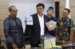 Cetak Sejarah, Dosen Unsyiah Ini Rilis 44 Buku Dalam Setahun