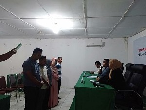 Pose Dua Jari, Lima Pengawas Kampung di Tamiang Diberhentikan Tetap