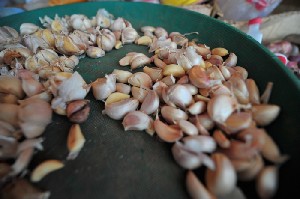 Hari Pertama Meugang, Harga Bawang Putih Menjulang