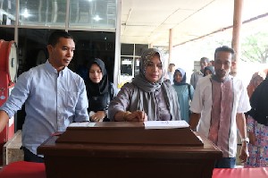 Jenazah Bayi Bocor Jantung Asal Ladong Dikebumikan di Pemakaman Keluarga