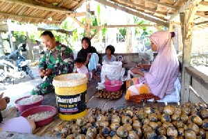 Babinsa Desa Data Makmur Bantu Masyarakat Mengolah Kolang Kaling