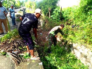 Sambut Ramadhan, Babinsa Koramil 18/IJY Laksanakan Gotong Royong Bersama