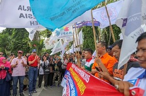 Bermoge, Plt Gubernur Ikut Konvoi Bersama Buruh