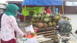 Air Tebu dan Kelapa Muda, Minuman Favorit Berbuka di Aceh Tamiang