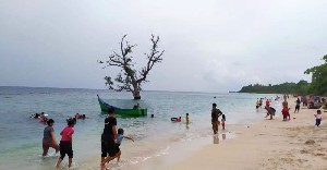 Berlebaran di Pantai Pasir Putih Nan Eksotis