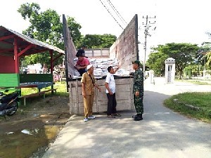 Cegah Kecurangan, Babinsa Pantau Penyaluran Bantuan Rastra di Wilayahnya