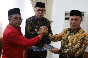 Nova Saksikan Penandatangan MoU Peningkatan Jalan Pameu-Sungai Mas