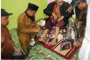 Bupati Bener Meriah Serahkan Bantuan Kursi Roda kepada warga Meriah Jaya