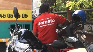 India: Polisi Memperingatkan Pria Hindu Karena Menolak Sopir Zomato Muslim