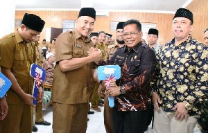 Aminullah Serahkan Sepmor Dinas untuk Keuchik