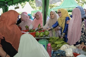 Momen Dyah ke Pasar Tani, Belanja dan Diajak Swafoto