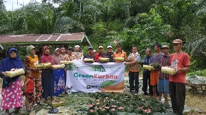 Relawan Gebetan Distribusikan Daging Kurban tanpa Kantong Plastik