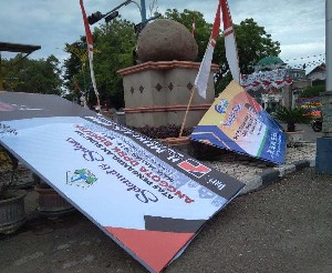 Papan Bunga Ucapan Pelantikan DPRK Roboh Diterjang Angin