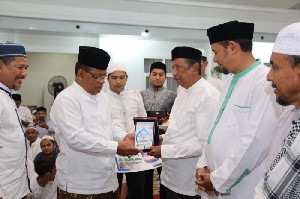 Aminullah Salurkan Zakat Fisabilillah Rp 2 Miliar