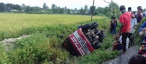 Mobil Damkar BPBD Aceh Tamiang Terguling saat Menuju Lokasi Kebakaran