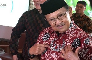 Habibie Hanya Bisa Berkomunikasi dengan Bahasa Isyarat