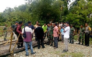 Tinjau Lokasi Jembatan Gantung yang Putus, Dandim 0107 Kerahkan Seluruh Babinsa