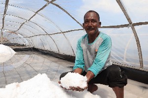 [Foto Cerita] Membangun Ekonomi Kreatif Bersama Petani Garam Lam Ujong