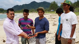 Masyarakat Minta PT SBA Bersihkan Tumpahan Batu Bara Dari Laut Lhoknga