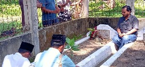 Peringatan hari HAM Se-Dunia  Koalisi NGO HAM Aceh Ziarah Makam dr Fauziah